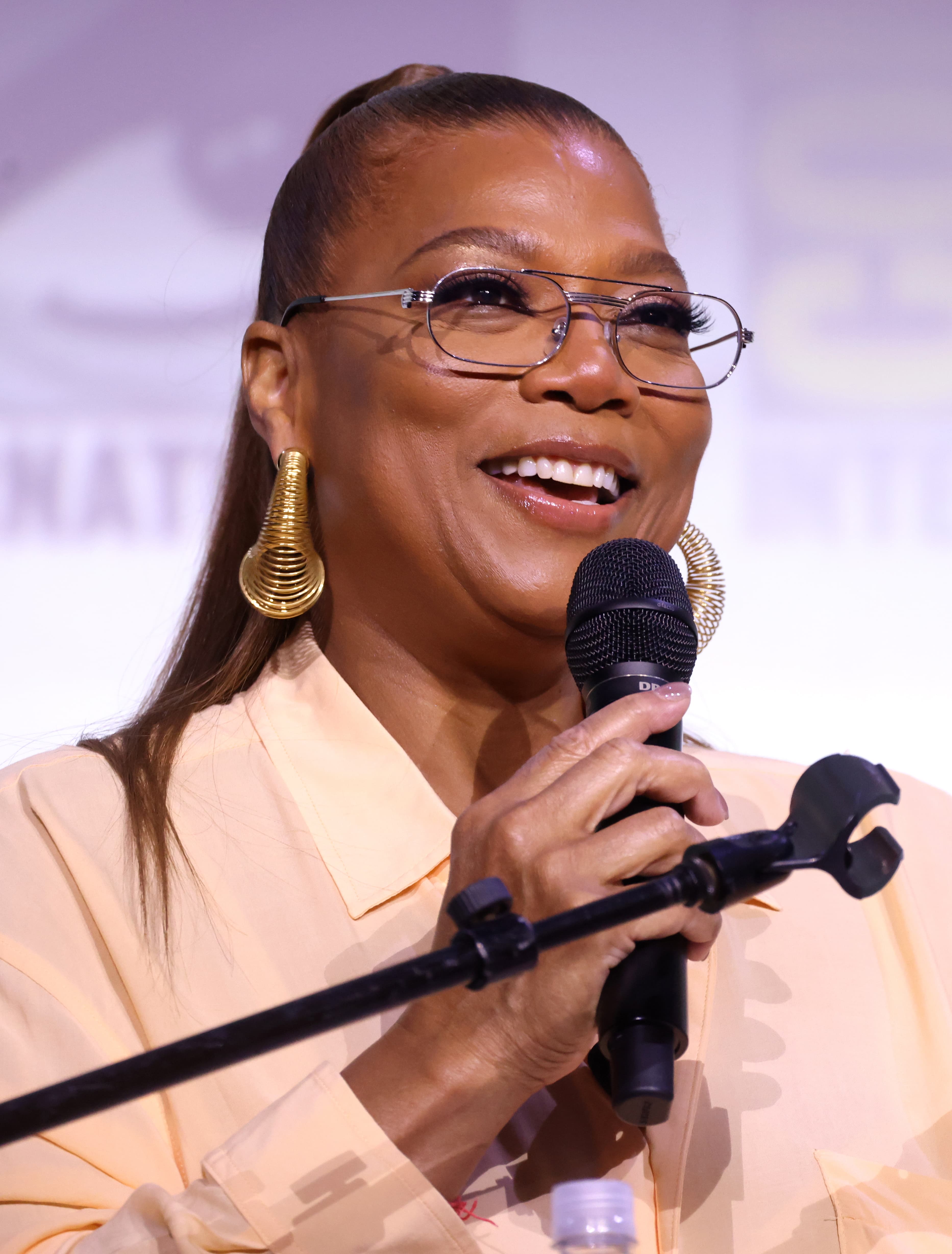 Queen Latifah Hosts AMAs After 31-Year Break